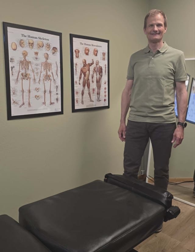 Gunnar Østby i behandlingsrommet på klinikken på Røa