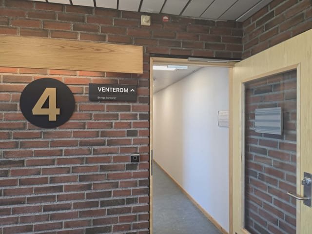 Skilt i 4. etasje som viser vei til venterommet