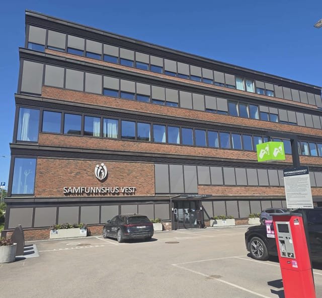 Samfunnshuset Vest sett fra parkeringen — Tore Hals Mejdells vei 8 på Røa