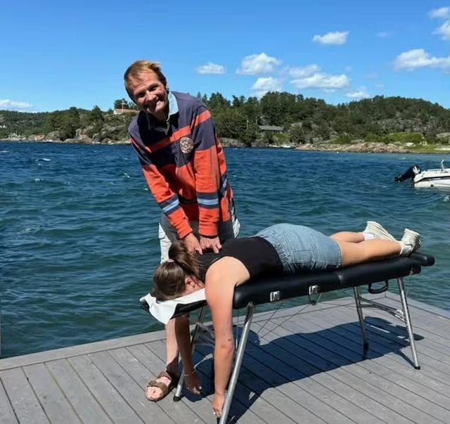 Gunnar Østby med behandlingsbenken på en brygge